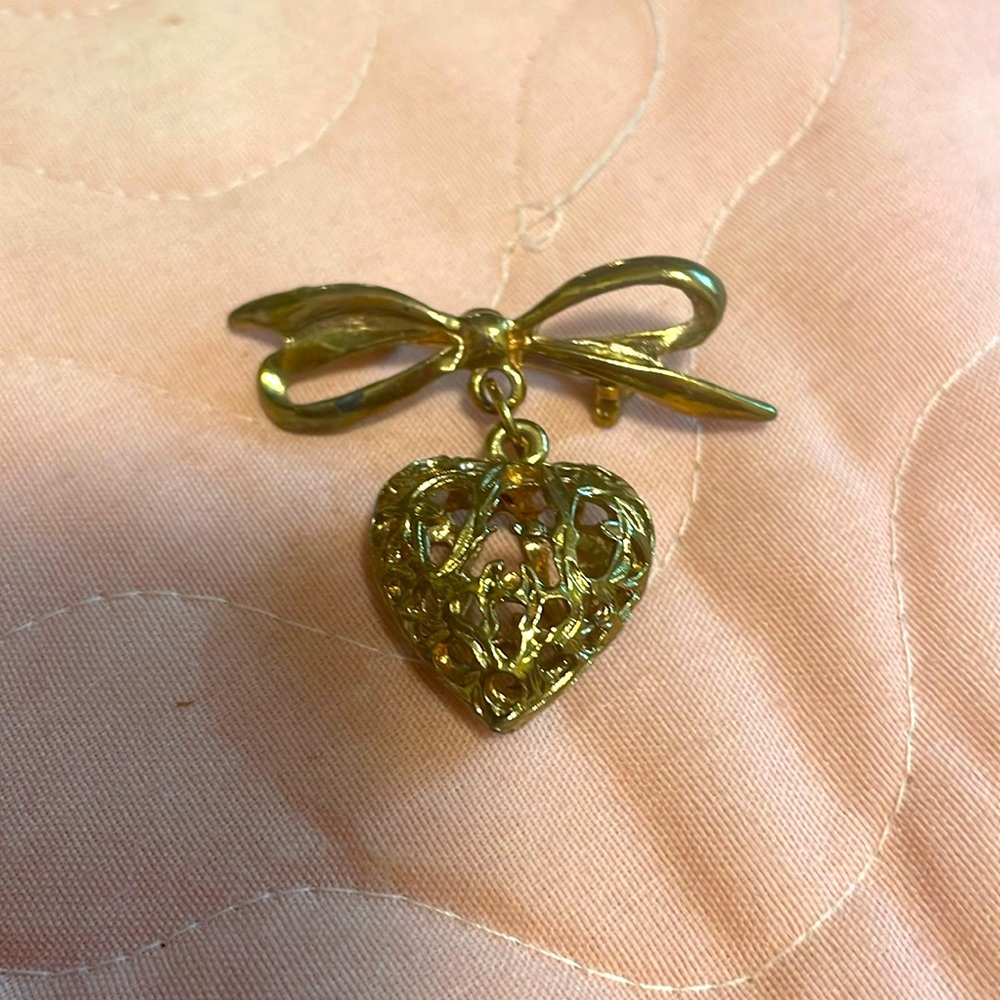 Vibtage Heart and bow broach